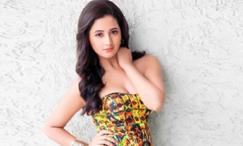 এরপর ফোন করে তাকে অডিশনের জন্য ডেকেছিল ৷ রেশমি আরও জানান,‘একদিন আমাকে ফোন করে অডিশনের জন্য ডেকেছিল ৷ আমিও খুব উৎসাহিত ছিল ৷ সেখানে পৌঁছে দেখি ওখানে আর কেউ নেই ৷ এমনকি ক্যামেরাও ছিল না ৷ এরপর ড্রিঙ্ক অফার করে এবং জোর করে সেটি খাওয়ার জন্য ৷ আমি বারবার তাকে বলতে থাকি আমি এটা করতে চায় না ৷ প্রায় আড়াই ঘণ্টা পর সেখান থেকে কোনও ভাবে বেড়িয়ে মায়ের কাছে গিয়ে সমস্ত বিষয়টি জানায় ৷’