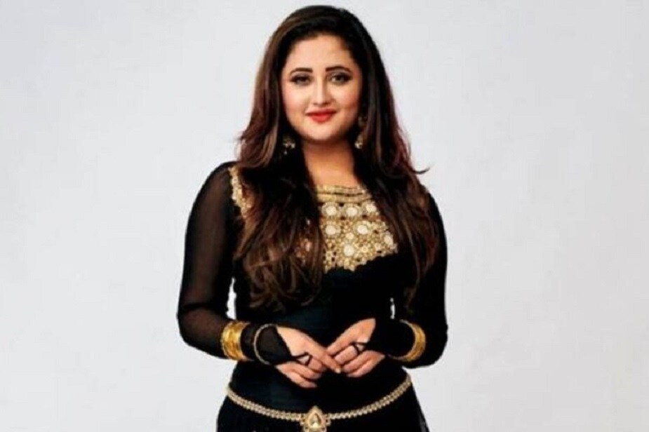 রেশমির মায়ের ইচ্ছা ছিল না যে সে এই ইন্ডাস্ট্রিতে কাজ করুক ৷ এরপর সেই লোকটিকে ফোন করেন রেশমির মা এবং রেস্তোরাঁয় তাকে ডেকে পাঠান দেখা করার জন্য ৷ সেখানে পৌঁছে সকলের সামনে তাকে তাপ্পড় মারে রেশমির মা ৷ তিনি বলেন,‘মেরি মা তাকে বলে আমার মেয়ের সঙ্গে এরকম করার কথা যেন ভুলেও না ভাবেন ৷ এবারের মতো ছেড়ে দিচ্ছি ৷’ রেশমির মায়ের ইচ্ছা ছিল না যে সে এই ইন্ডাস্ট্রিতে কাজ করুক ৷ এরপর সেই লোকটিকে ফোন করেন রেশমির মা এবং রেস্তোরাঁয় তাকে ডেকে পাঠান দেখা করার জন্য ৷ সেখানে পৌঁছে সকলের সামনে তাকে তাপ্পড় মারে রেশমির মা ৷ তিনি বলেন,‘মেরি মা তাকে বলে আমার মেয়ের সঙ্গে এরকম করার কথা যেন ভুলেও না ভাবেন ৷ এবারের মতো ছেড়ে দিচ্ছি ৷’