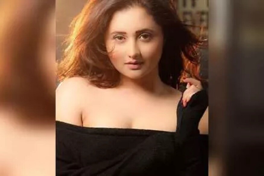 কাস্টিং কাউচ নিয়ে চাঞ্চল্যকর তথ্য প্রকাশ করলেন বিগ বস ১৩-র প্রতিযোগী ও জনপ্রিয় টেলি অভিনেত্রী রেশমি দেশাই ৷ টিভি সিরিয়ালে মাত্র ১৬ বছর বয়স থেকে কাজ করতে শুরু করেছিলেন রেশমি ৷ একাধিক হিট সিরিয়ালে কাজ করেছেন রেশমি ৷ তার বেশ বড় ফ্যান ফলোয়িং রয়েছে ৷ উতরন সিরিয়ালে তাপ্পু চরিত্রে অভিনয় করে তিনি প্রত্যেক বাড়িতে পছন্দের চরিত্র হয়ে উঠেছিলেন ৷ পাশাপাশি দিল সে দিল তক সিরিয়ালে অভিনয় করে ফ্যানদের মন জয় করেছিলেন রেশমি ৷ এছাড়াও ভোজপুরীতে একাধিক সিনেমাও করেছেন তিনি ৷ কিন্তু আশ্চর্যের বিষয় হচ্ছে এত বড় অভিনেত্রী হয়েও তাকে কাস্টিং কাউচের শিকার হয়েছিলেন তিনি ৷ কাস্টিং কাউচ নিয়ে চাঞ্চল্যকর তথ্য প্রকাশ করলেন বিগ বস ১৩-র প্রতিযোগী ও জনপ্রিয় টেলি অভিনেত্রী রেশমি দেশাই ৷ টিভি সিরিয়ালে মাত্র ১৬ বছর বয়স থেকে কাজ করতে শুরু করেছিলেন রেশমি ৷ একাধিক হিট সিরিয়ালে কাজ করেছেন রেশমি ৷ তার বেশ বড় ফ্যান ফলোয়িং রয়েছে ৷ উতরন সিরিয়ালে তাপ্পু চরিত্রে অভিনয় করে তিনি প্রত্যেক বাড়িতে পছন্দের চরিত্র হয়ে উঠেছিলেন ৷ পাশাপাশি দিল সে দিল তক সিরিয়ালে অভিনয় করে ফ্যানদের মন জয় করেছিলেন রেশমি ৷ এছাড়াও ভোজপুরীতে একাধিক সিনেমাও করেছেন তিনি ৷ কিন্তু আশ্চর্যের বিষয় হচ্ছে এত বড় অভিনেত্রী হয়েও তাকে কাস্টিং কাউচের শিকার হয়েছিলেন তিনি ৷