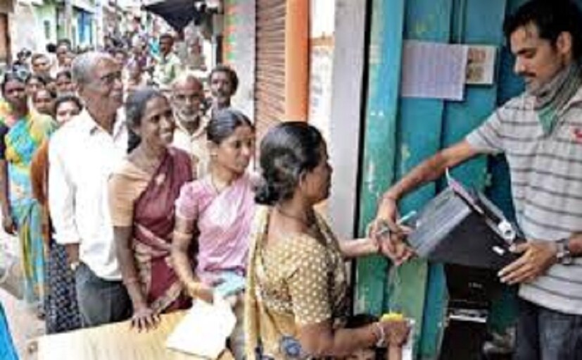 কী কী খোলা থাকবে এই লকডাউনে ? ১. রেশনের দোকান ৷ মুদি ও সবজির দোকান ৷ ডেয়ারি ও দুধের দোকান ৷ ২. ব্যাঙ্ক, ইনস্যুরেন্স সংস্থা ও এটিএম ৷ ৩. প্রিন্ট এবং ইলেক্ট্রনিক মিডিয়া ৷ ৪. টেলিকম, ইন্টারনেট পরিষেবা, ব্রডকাস্টিং এবং কেবল পরিষেবা ৷ তবে যতটা সম্ভব ওয়ার্ক ফর্ম হোম করার পরামর্শ দেওয়া হয়েছে ৷ ৫. খাবার ও ওষুধ ডেলিভারি ই-কমার্সের মাধ্যমে ৷ ৬. পেট্রোল পাম্প, এলপিজি পরিষেবা চালু থাকবে ৷