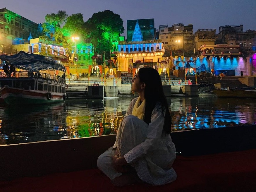 বর্তমানে সারা অবসর সময় কাটাচ্ছেন বারাণসীতে। সেই ছুটি কাটানোর ছবি নিজের ইনস্টাগ্রামে শেয়ার করেন অভিনেত্রী। যেখানে তাঁকে দেখা যাচ্ছে বারাণসীর গঙ্গার সামনে বসে সময় কাটাতে দেখা যাচ্ছে। বর্তমানে সারা অবসর সময় কাটাচ্ছেন বারাণসীতে। সেই ছুটি কাটানোর ছবি নিজের ইনস্টাগ্রামে শেয়ার করেন অভিনেত্রী। যেখানে তাঁকে দেখা যাচ্ছে বারাণসীর গঙ্গার সামনে বসে সময় কাটাতে দেখা যাচ্ছে।