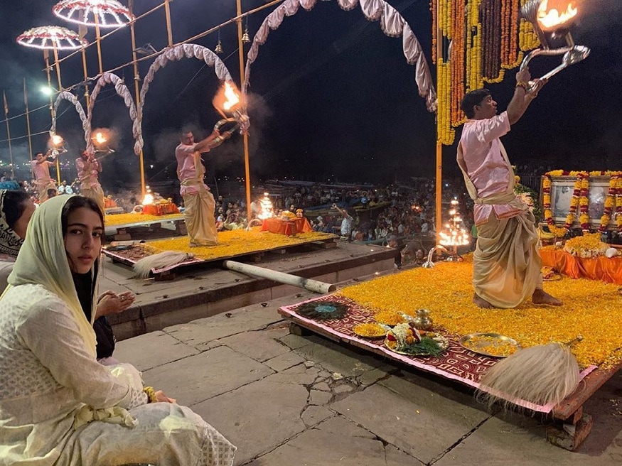 আবার জন্য ছবিতে দেখা যাচ্ছে গঙ্গা আরতির সময় হাত জোড় করে মাথায় ওড়না দিয়ে বসে রয়েছেন সারা। তিনি পরে রয়েছেন প্যাস্টেল শেডের সালোয়ার কামিজ। আবার জন্য ছবিতে দেখা যাচ্ছে গঙ্গা আরতির সময় হাত জোড় করে মাথায় ওড়না দিয়ে বসে রয়েছেন সারা। তিনি পরে রয়েছেন প্যাস্টেল শেডের সালোয়ার কামিজ।