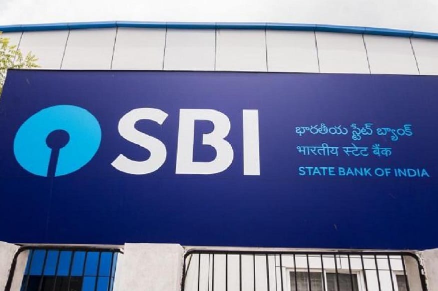 দেশের সবচেয়ে বড় সরকারি ব্যাঙ্ক স্টেট ব্যাঙ্ক অফ ইন্ডিয়া ও সরকারি ব্যাঙ্ক ব্যাঙ্কে অফ বরোদা লকডাউনেও কাজ করার জন্য তার কর্মচারীদের জন্য বড় ঘোষণা করেছে ৷ এসবিআই-এর তরফে জানানো হয়েছে লকডাউনে যে কর্মীরা ব্যাঙ্কে আসছেন তাদের বাড়তি বেতন দেওয়া হবে ৷ দেশের সবচেয়ে বড় সরকারি ব্যাঙ্ক স্টেট ব্যাঙ্ক অফ ইন্ডিয়া ও সরকারি ব্যাঙ্ক ব্যাঙ্কে অফ বরোদা লকডাউনেও কাজ করার জন্য তার কর্মচারীদের জন্য বড় ঘোষণা করেছে ৷ এসবিআই-এর তরফে জানানো হয়েছে লকডাউনে যে কর্মীরা ব্যাঙ্কে আসছেন তাদের বাড়তি বেতন দেওয়া হবে ৷