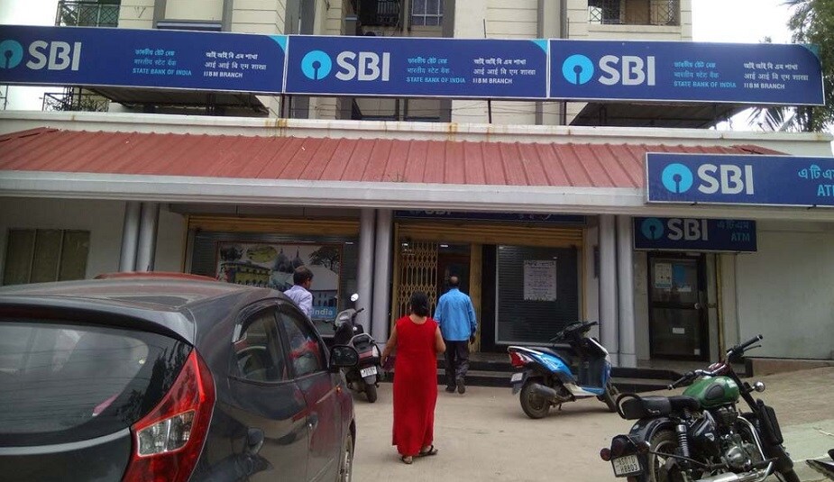 এছাড়াও ফিক্সড ডিপোজিটে সুদের হার কমাল এসবিআই ৷ ব্যাঙ্ক ৪৫ দিনের শর্ট টার্ম এফডি-তে সুদের হার ০.৫০ শতাংশ কমিয়েছে ৷ নতুন দর ১০ মার্চ থেকে লাগু করা হবে ৷ নতুন রেট অনুযায়ী, ৭ থেকে ৪৫ দিনের এফডিতে ৪ শতাংশ সুদ মিলবে যা আগে ৪.৫০ শতাংশ ছিল ৷ অন্যদিকে ১ বছর ও তার বেশি সময়ের এফডিতে সুদের হার ০.১০ শতাংশ কমানো হয়েছে ৷ এর আগে ৬ শতাংশ পর্যন্ত সুদ পাওয়া যেত ৷একই সঙ্গে হোম লোনে সুদের হার কমানো হয়েছে ৷ এছাড়াও ফিক্সড ডিপোজিটে সুদের হার কমাল এসবিআই ৷ ব্যাঙ্ক ৪৫ দিনের শর্ট টার্ম এফডি-তে সুদের হার ০.৫০ শতাংশ কমিয়েছে ৷ নতুন দর ১০ মার্চ থেকে লাগু করা হবে ৷ নতুন রেট অনুযায়ী, ৭ থেকে ৪৫ দিনের এফডিতে ৪ শতাংশ সুদ মিলবে যা আগে ৪.৫০ শতাংশ ছিল ৷ অন্যদিকে ১ বছর ও তার বেশি সময়ের এফডিতে সুদের হার ০.১০ শতাংশ কমানো হয়েছে ৷ এর আগে ৬ শতাংশ পর্যন্ত সুদ পাওয়া যেত ৷একই সঙ্গে হোম লোনে সুদের হার কমানো হয়েছে ৷