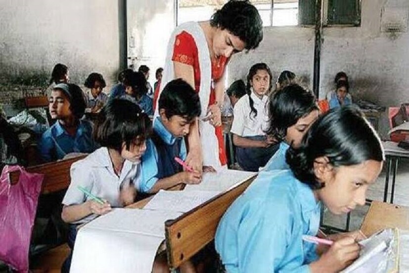 নয়া ব্যবস্থায় ‘গুরুত্বহীন’ মাধ্যমিক ৷ একাদশ-দ্বাদশে কোনও স্ট্রিম থাকবে না ৷ উচ্চমাধ্যমিকে কলা ও বিজ্ঞান তফাৎ থাকছে না ৷ বিষয় বাছাইয়ে বাধ্যবাধকতাও থাকছে না ৷ অর্থাৎ কেউ পদার্থবিদ্যার সঙ্গে চাইলে সঙ্গীত নিয়েও পড়তে পারেন। রসায়ন আর ইতিহাস একসঙ্গে পড়া যাবে।