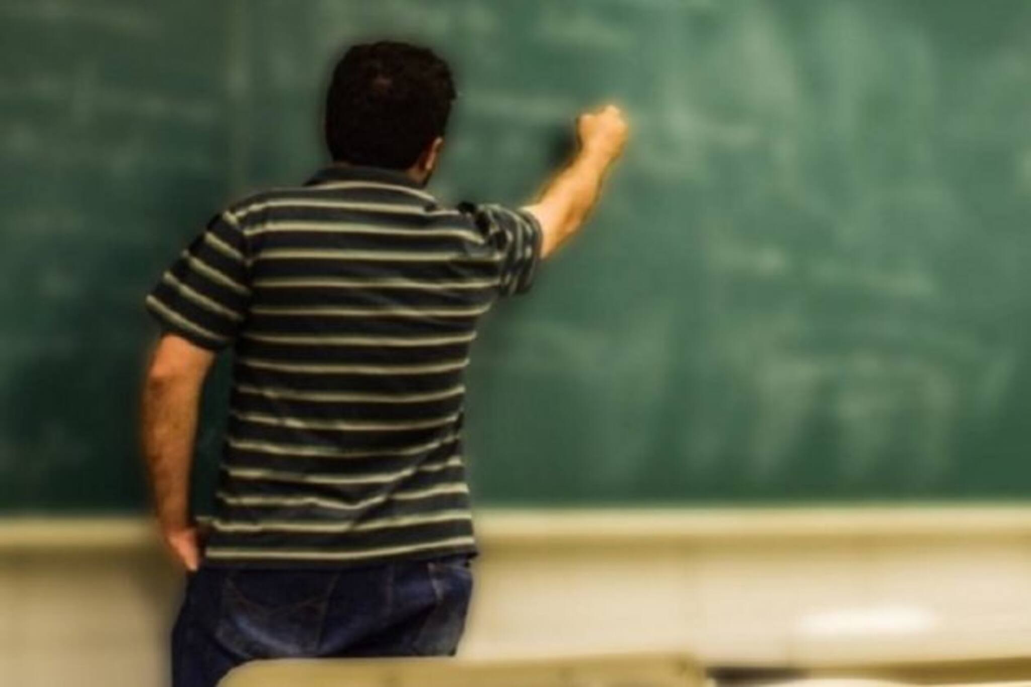 ছাত্র-ছাত্রীদের ভালবাসায় স্কুল ছাড়তে পারলেন না প্রধান শিক্ষক, রয়ে গেলেন স্কুলেই