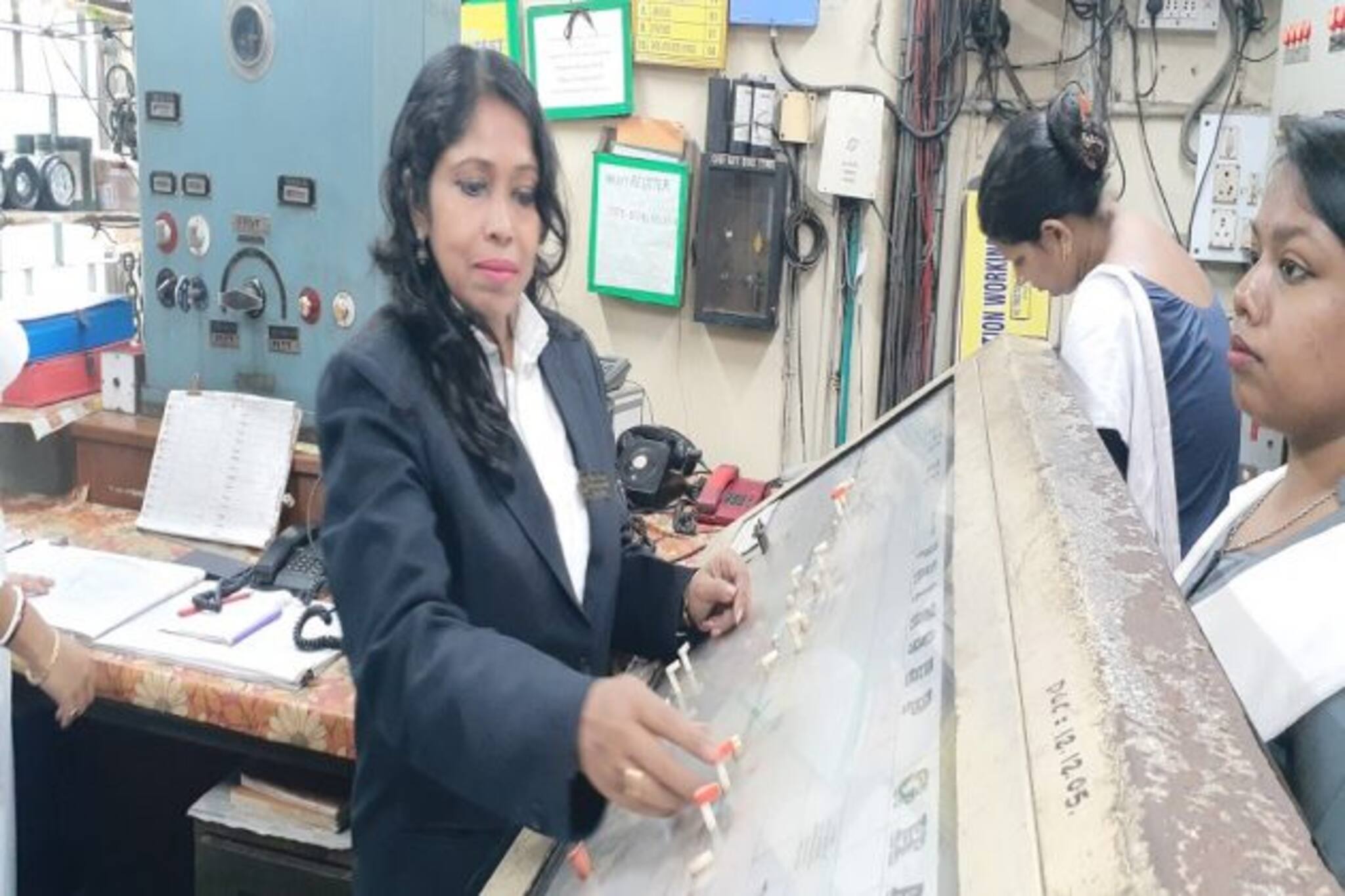 নারী দিবসে রেলের অভিনব উদ্যোগ, প্রিন্সেপ ঘাটে লেখা হল নতুন ইতিহাস