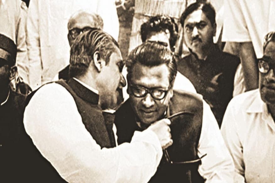 পঁচাত্তরের ১৫ আগস্টের আগে এটা সাধারণভাবে কেউ ভাবতেই পারেননি, যে সামরিক শাসনের বিরুদ্ধে দীর্ঘ লড়াই, এমনকি শেষ পর্যন্ত সশস্ত্র সংগ্রাম করে বাংলাদেশ স্বাধীন হলো, স্বাধীনতার মাত্র চার বছরের মধ্যেই সেখানে বঙ্গবন্ধু শেখ মুজিব ও তাঁর সরকারের বিরুদ্ধে একটি সামরিক অভ্যুত্থান ঘটতে পারে। পঁচাত্তরের ১৫ আগস্টের আগে এটা সাধারণভাবে কেউ ভাবতেই পারেননি, যে সামরিক শাসনের বিরুদ্ধে দীর্ঘ লড়াই, এমনকি শেষ পর্যন্ত সশস্ত্র সংগ্রাম করে বাংলাদেশ স্বাধীন হলো, স্বাধীনতার মাত্র চার বছরের মধ্যেই সেখানে বঙ্গবন্ধু শেখ মুজিব ও তাঁর সরকারের বিরুদ্ধে একটি সামরিক অভ্যুত্থান ঘটতে পারে।