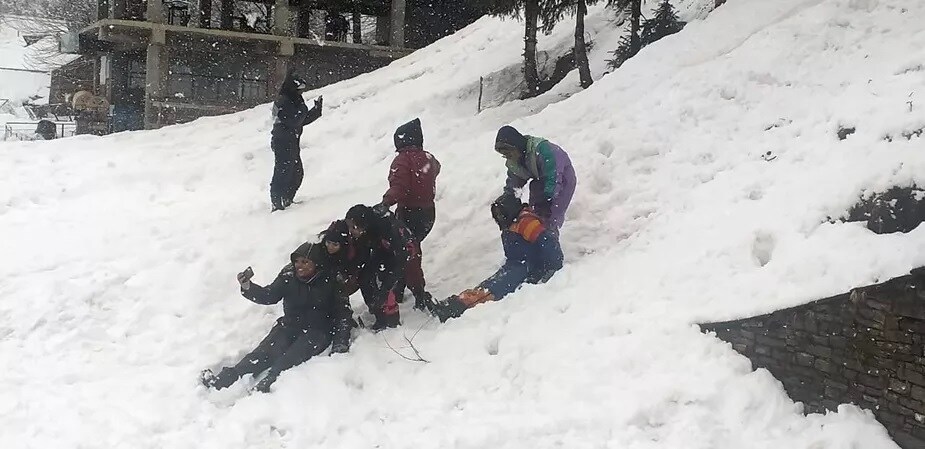 আজ সিমলা জেলার কুফরী, নারকান্দা, খড়পাথর ও চৌপালে নতুন করে তুষারপাত হয়। তুষারপাতের ফলে তাপমাত্রার পারদ নেমেছে বেশ কিছুটা। আজ সিমলা জেলার কুফরী, নারকান্দা, খড়পাথর ও চৌপালে নতুন করে তুষারপাত হয়। তুষারপাতের ফলে তাপমাত্রার পারদ নেমেছে বেশ কিছুটা।