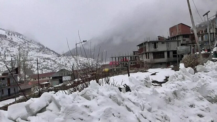 তুষারপাতের কারণে চৌপালের সমস্ত রাস্তা বন্ধ রয়েছে। কুফরি, নারকান্দা, খড়পাথারে রাস্তা খোলা থাকলেও পিচ্ছিল রয়েছে।