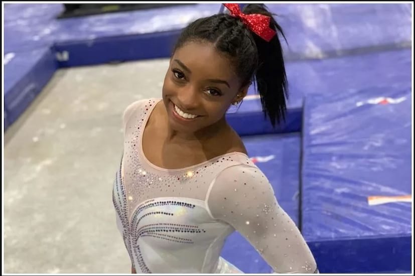 ২৩ বছরের সিমোনা বাইলস বিশ্ব চ্যাম্পিয়নশিপ ও অলিম্পিক্স মিলিয়ে ইতিমধ্যেই ৩০ টি মেডেল জিতেছেন যার মধ্যে রয়েছে চারটি অলিম্পিক্স সোনা, ও একটি ব্রোঞ্জ ৷ 