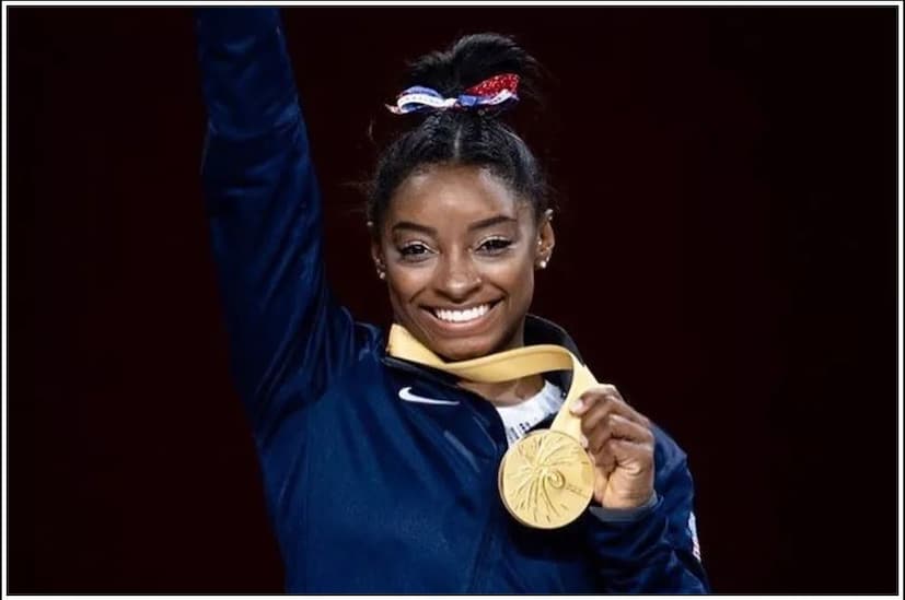 ২০১৬ সালের অলিম্পিক্সের মঞ্চে প্রথমবার এসেই ধামাল মাচিয়ে দেন এই তরুণী জিমন্যাস্ট ৷ টিম ইভেন্ট, ছাড়াও সোনা পান অল অ্যারাউন্ড, ভল্ট ও ফ্লোর এক্সারসাইজেও পান সোনা ৷ 