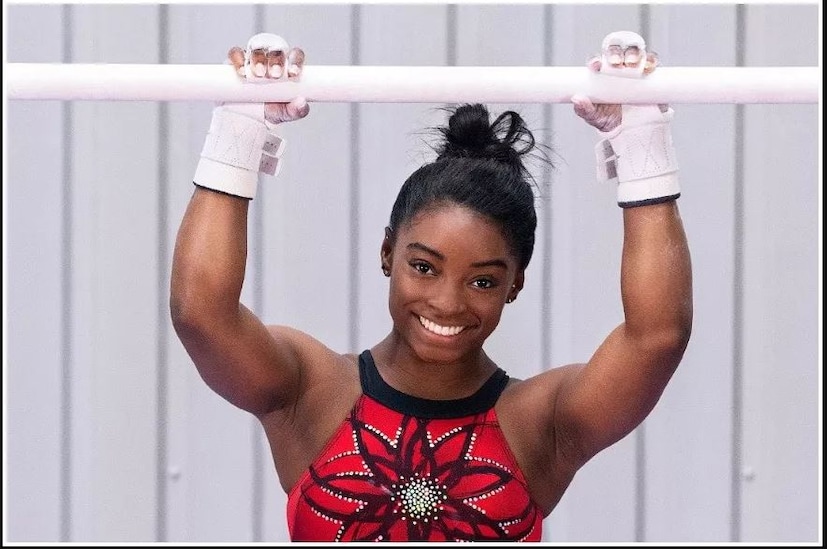 সিমোন বাইলস ১৯৯৭ সালের ১৪ মার্চ জন্মেছেন ৷ তাঁর মোট চার ভাইবোন ৷ কিন্তু অত্যন্ত গরীব মায়ের ক্ষমতা ছিল না তাঁদের প্রতিপালন করার ৷ ফস্টার সেন্টারে তাঁদের প্রতিপালন করা হয় ৷ ২০০৩ সালে নিজের দাদু তাঁকে দত্তক নেন ৷ এরপর ৬ বছর থেকে তিনি জিমন্যাস্টিক শেখা শুরু করেন ৷ 