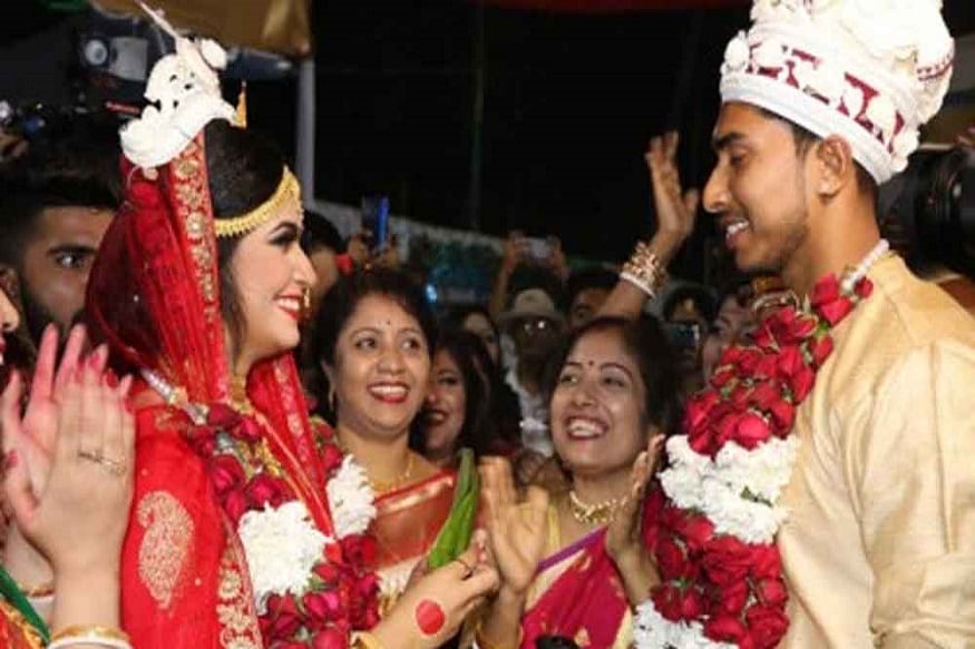 জীবনের নতুন ইনিংস শুরু করলেন বাংলাদেশের তারকা ক্রিকেটার সৌম্য সরকার। বুধবার খুলনা ক্লাবে সাত পাকে সৌম্য বাঁধা পড়লেন ১৯ বছরের প্রিয়ন্তি দেবনাথ পূজার সঙ্গে। জীবনের নতুন ইনিংস শুরু করলেন বাংলাদেশের তারকা ক্রিকেটার সৌম্য সরকার। বুধবার খুলনা ক্লাবে সাত পাকে সৌম্য বাঁধা পড়লেন ১৯ বছরের প্রিয়ন্তি দেবনাথ পূজার সঙ্গে।