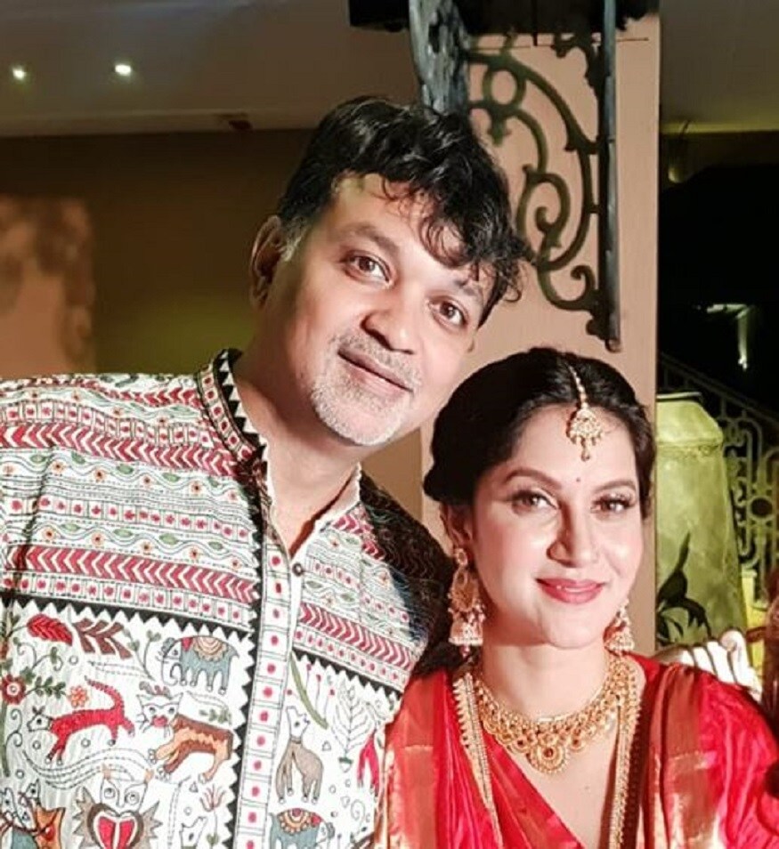 Photo Courtesy: Facebook ▪ টুকটুকে লাল বেনারসি পরেছিলেন মিথিলা৷ সঙ্গে মানানসই গয়না৷ খুব বেশি সাজতে পছন্দ করেন না তিনি৷ তাই হাল্কা সাজেই রিসেপশেনর সন্ধে মাত করলেন সৃজিত ঘরনী৷ Photo Courtesy: Facebook ▪ টুকটুকে লাল বেনারসি পরেছিলেন মিথিলা৷ সঙ্গে মানানসই গয়না৷ খুব বেশি সাজতে পছন্দ করেন না তিনি৷ তাই হাল্কা সাজেই রিসেপশেনর সন্ধে মাত করলেন সৃজিত ঘরনী৷