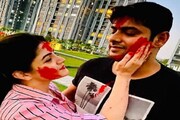 স্বামীর গালে লাল আবির লাগিয়ে আদরে-সোহাগে মাতলেন শ্রাবন্তী !