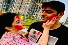 স্বামীর গালে লাল আবির লাগিয়ে আদরে-সোহাগে মাতলেন শ্রাবন্তী ! স্বামীর গালে লাল আবির লাগিয়ে আদরে-সোহাগে মাতলেন শ্রাবন্তী !