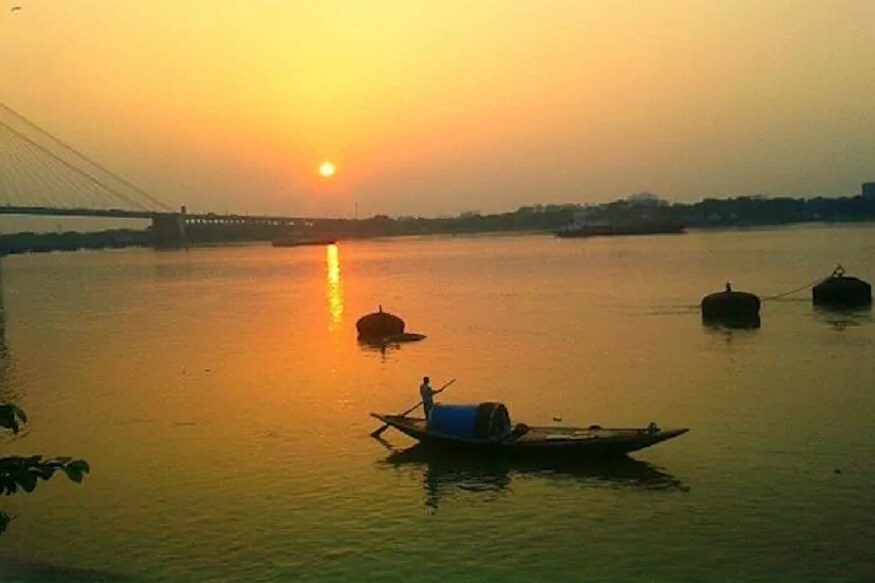 কলকাতায় পরিষ্কার আকাশ থাকবে। এদিন সকালে সর্বনিম্ন তাপমাত্রা ছিল ২৬.২ ডিগ্রি সেলসিয়াস যা স্বাভাবিকের থেকে ২ ডিগ্রি বেশি। গতকাল সর্বনিম্ন তাপমাত্রা ছিল ২৬.৫ ডিগ্রি সেলসিয়াস। গতকাল সর্বোচ্চ তাপমাত্রা ছিল ৩৬.৪ ডিগ্রি সেলসিয়াস। স্বাভাবিকের থেকে ২ ডিগ্রি বেশি। বাতাসে আপেক্ষিক আদ্রতার পরিমাণ ৩০ থেকে 8৭ শতাংশ। গত ২৪ ঘণ্টায় কলকাতা শহরে কোন বৃষ্টিপাত হয়নি। কলকাতায় পরিষ্কার আকাশ থাকবে। এদিন সকালে সর্বনিম্ন তাপমাত্রা ছিল ২৬.২ ডিগ্রি সেলসিয়াস যা স্বাভাবিকের থেকে ২ ডিগ্রি বেশি। গতকাল সর্বনিম্ন তাপমাত্রা ছিল ২৬.৫ ডিগ্রি সেলসিয়াস। গতকাল সর্বোচ্চ তাপমাত্রা ছিল ৩৬.৪ ডিগ্রি সেলসিয়াস। স্বাভাবিকের থেকে ২ ডিগ্রি বেশি। বাতাসে আপেক্ষিক আদ্রতার পরিমাণ ৩০ থেকে 8৭ শতাংশ। গত ২৪ ঘণ্টায় কলকাতা শহরে কোন বৃষ্টিপাত হয়নি।