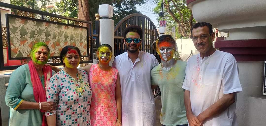আই এস এল সেমিফাইনালে বেঙ্গালুরু হারায় প্রথমে দোল না খেলতে চাইলেও পরিবারের দাবি মেনে সুনীল হাজির হন দোল খেলতে৷ আই এস এল সেমিফাইনালে বেঙ্গালুরু হারায় প্রথমে দোল না খেলতে চাইলেও পরিবারের দাবি মেনে সুনীল হাজির হন দোল খেলতে৷