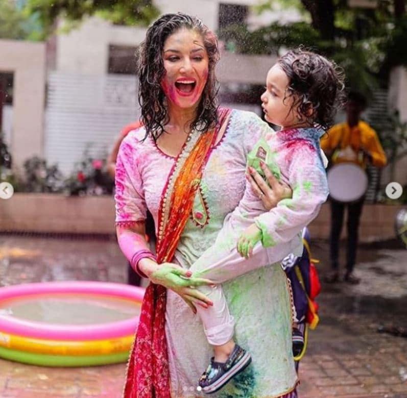 স্বামী ড্যানিয়েল ওয়েবার এবং ছেলে-মেয়েদেরকে নিয়েই রঙের উৎসবে মাতলেন সানি ৷ Photo Courtesy: Sunny Leone/Instagram স্বামী ড্যানিয়েল ওয়েবার এবং ছেলে-মেয়েদেরকে নিয়েই রঙের উৎসবে মাতলেন সানি ৷ Photo Courtesy: Sunny Leone/Instagram