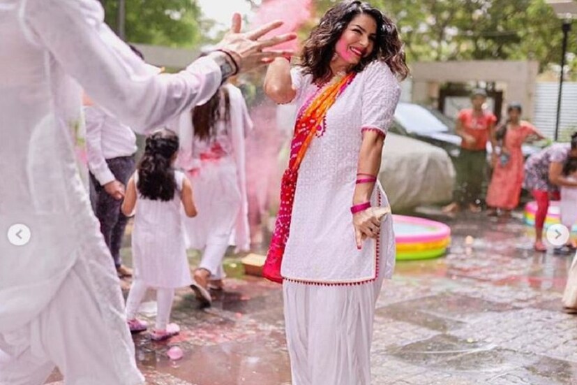  সোশ্যাল মিডিয়ায় ফ্যানদের হোলির শুভেচ্ছাও জানান অভিনেত্রী ৷  Photo Courtesy: Sunny Leone/Instagram