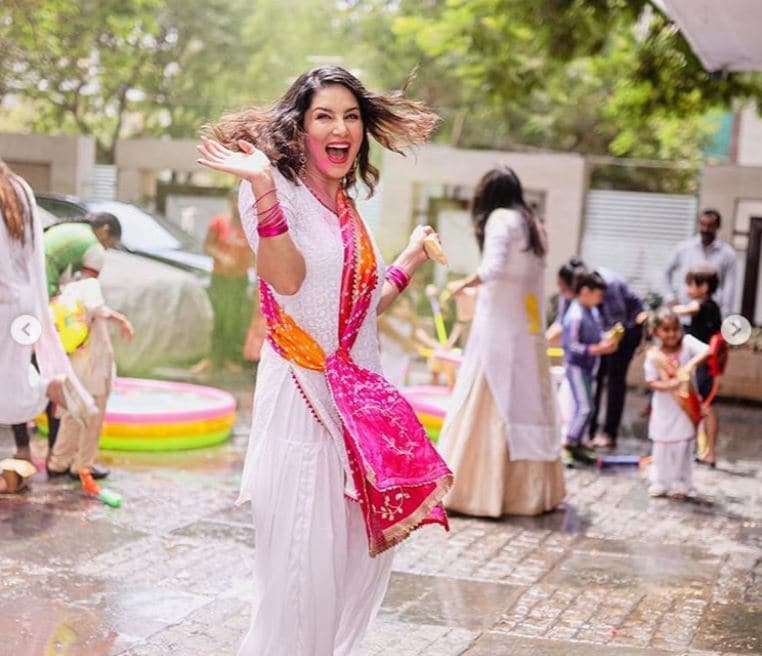 সোশ্যাল মিডিয়ায় সানির ছবি প্রকাশ্যে আসতেই তা ভাইরাল হতে খুব বেশি সময় লাগেনি ৷ Photo Courtesy: Sunny Leone/Instagram সোশ্যাল মিডিয়ায় সানির ছবি প্রকাশ্যে আসতেই তা ভাইরাল হতে খুব বেশি সময় লাগেনি ৷ Photo Courtesy: Sunny Leone/Instagram
