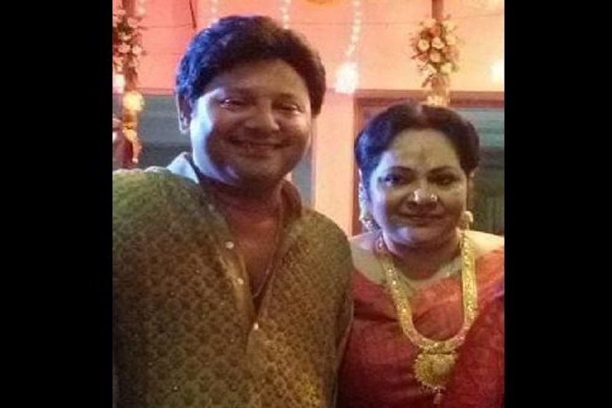স্বামী তাঁদের ছেড়ে চলে গেছেন ৷ কিন্তু তাপস পালকে এখনও শুধু নিজের স্মৃতিতে মানতে নারাজ নন্দিনী, নিজের সোশ্যাল হ্যান্ডেলে তিনি এমন সব ছবি পোস্ট করেন যা দিয়ে তিনি বার্তা দিতে চান তাপস পালের নশ্বর শরীর তাঁর সঙ্গে না থকলেও তিনি সবসময়েই তাঁর সঙ্গে রয়েছেন ৷ Photo Courtesy- Faceboo স্বামী তাঁদের ছেড়ে চলে গেছেন ৷ কিন্তু তাপস পালকে এখনও শুধু নিজের স্মৃতিতে মানতে নারাজ নন্দিনী, নিজের সোশ্যাল হ্যান্ডেলে তিনি এমন সব ছবি পোস্ট করেন যা দিয়ে তিনি বার্তা দিতে চান তাপস পালের নশ্বর শরীর তাঁর সঙ্গে না থকলেও তিনি সবসময়েই তাঁর সঙ্গে রয়েছেন ৷ Photo Courtesy- Faceboo
