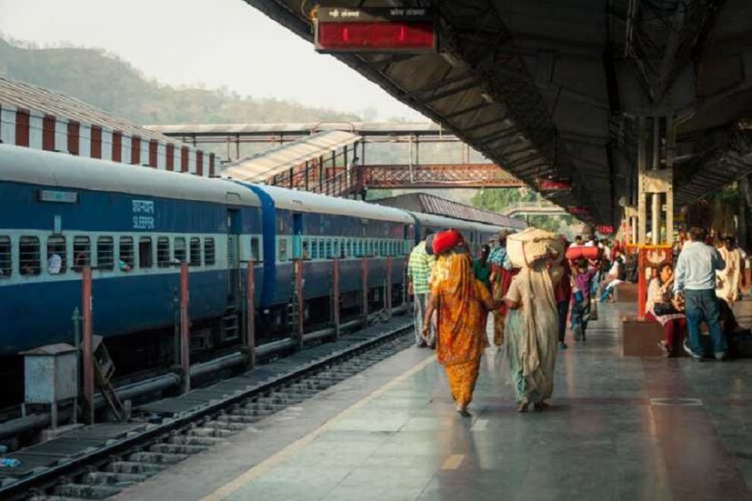 • যাত্রীরা যাতে প্ল্যাটফর্মে বাড়তি ভিড় জমাতে না পারেন, তাই এই পদক্ষেপ নিল রেল ।