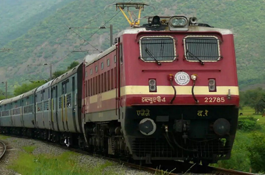এবার থেকে IRCTC-র ওয়েবসাইট ও অ্যাপে বুকিং ও খালি আসন অনলাইনে দেখতে পারবেন যাত্রীরা ৷ ট্রেনে কতগুলি কোচ রয়েছে সেগুলি সম্বন্ধে বিস্তারিত জানতে পারবেন ৷ যে কোচে আসন খালি রয়েছে সেখানে টিকিট বুকিং করতে পারবেন ৷ এবার থেকে IRCTC-র ওয়েবসাইট ও অ্যাপে বুকিং ও খালি আসন অনলাইনে দেখতে পারবেন যাত্রীরা ৷ ট্রেনে কতগুলি কোচ রয়েছে সেগুলি সম্বন্ধে বিস্তারিত জানতে পারবেন ৷ যে কোচে আসন খালি রয়েছে সেখানে টিকিট বুকিং করতে পারবেন ৷