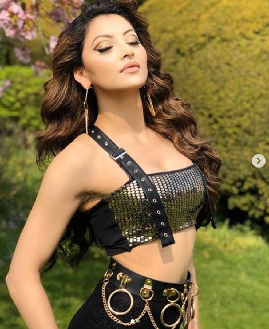 সারাদিন ঘরবন্দি তিনি নিজেও তাঁর ফ্যানরাও৷ তাই এই মুহূর্তে নিজের সোশ্যাল হ্যান্ডেল অ্যাকাউন্টে নিয়মিত দারুণ সব ছবি পোস্ট করছেন তিনি Photo Courtesy- Urvashi Rautela/ Instagram সারাদিন ঘরবন্দি তিনি নিজেও তাঁর ফ্যানরাও৷ তাই এই মুহূর্তে নিজের সোশ্যাল হ্যান্ডেল অ্যাকাউন্টে নিয়মিত দারুণ সব ছবি পোস্ট করছেন তিনি Photo Courtesy- Urvashi Rautela/ Instagram
