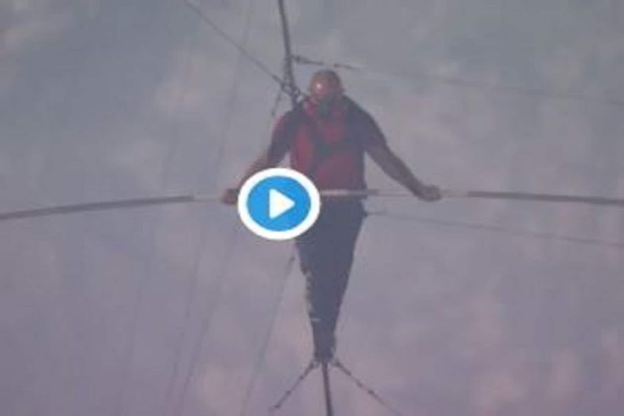 বাপরে! নিচে টগবগ ফুটন্ত লাভা, তার ওপর দিয়ে হেঁটে যাচ্ছে মানুষ, দেখুন সুপার ভাইর