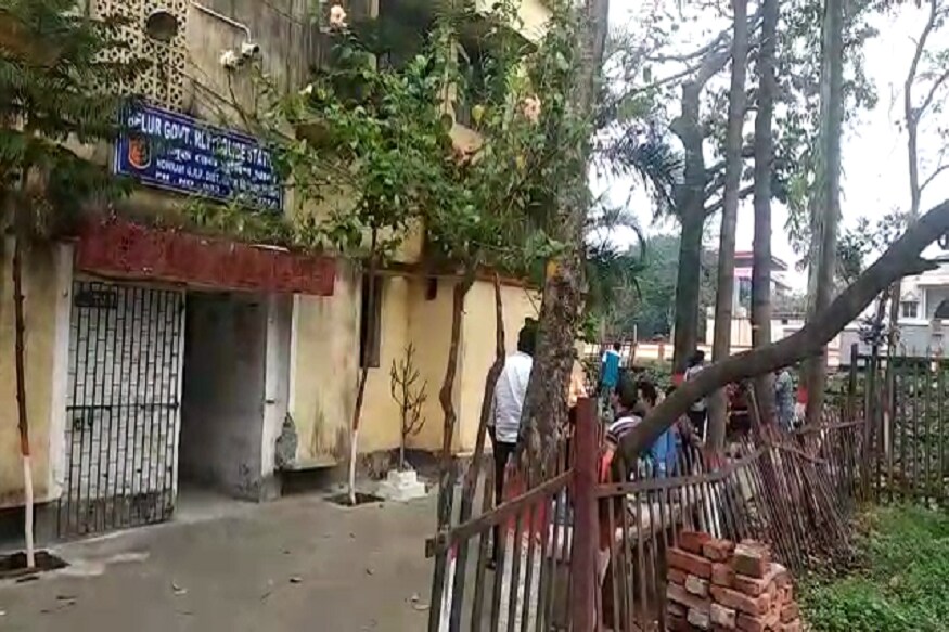 হস্টেলে থাকত ছেলে ৷ লেখাপড়ার জন্য বাড়ি ছেড়ে ছিল, এক বছর আগে ৷ সেই ছেলের আর বাড়ি ফেরা হলনা ৷ হস্টেলে থাকত ছেলে ৷ লেখাপড়ার জন্য বাড়ি ছেড়ে ছিল, এক বছর আগে ৷ সেই ছেলের আর বাড়ি ফেরা হলনা ৷