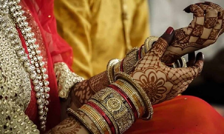 বাড়ির দোতলায় থাকতেন নতুন বিয়ে হওয়া ছেলে -বউমা ৷ আর একতলায় থাকতেন শ্বশুর -শাশুড়ি ৷ Photo- Representive বাড়ির দোতলায় থাকতেন নতুন বিয়ে হওয়া ছেলে -বউমা ৷ আর একতলায় থাকতেন শ্বশুর -শাশুড়ি ৷ Photo- Representive