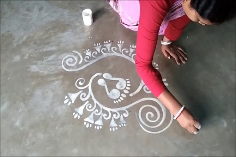 লক্ষ্মী পুজোয় আলপনা দিলে সংসারের বিশেষ উন্নতি হয় ৷ সংসারের সমস্ত বাধা বিপত্তি কাটে এক মুহূর্তেই ৷ ছবি সংগৃহীত ৷