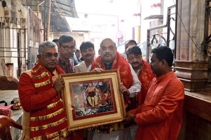 ▪ কালীঘাট থেকে তিনি কালী মাযের একটি ছবিও নিয়ে যান৷ পুজো দিয়ে বেরিয়ে এসে অমিত শাহ ও বিজেপি নেতারা৷ ▪ কালীঘাট থেকে তিনি কালী মাযের একটি ছবিও নিয়ে যান৷ পুজো দিয়ে বেরিয়ে এসে অমিত শাহ ও বিজেপি নেতারা৷