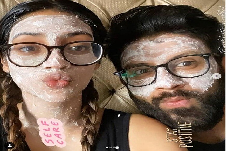 লকডাউন গোটা দেশে। সাধারণ মানুষ থেকে তারকারা... লকডাউনে নানারকম কাজ করে সময় কাটাচ্ছেন ! কেউ বাড়ির কাজ করছেন, কেউ বা ছবি আঁকছেন, নাচ করছেন, গান গাইছেন, কেউ বা সারাক্ষণ সোশ্যাল মিডিয়ায় অ্যাক্টিভ থাকছেন ! এককথায় যে-যার মত করে নিজেকে ব্যস্ত রাখার চেষ্টা করছেন। এই লকডাউনে সময় কাটাতে ত্বকচর্চায় মাতলেন নুসরত-নিখিল। লকডাউন গোটা দেশে। সাধারণ মানুষ থেকে তারকারা... লকডাউনে নানারকম কাজ করে সময় কাটাচ্ছেন ! কেউ বাড়ির কাজ করছেন, কেউ বা ছবি আঁকছেন, নাচ করছেন, গান গাইছেন, কেউ বা সারাক্ষণ সোশ্যাল মিডিয়ায় অ্যাক্টিভ থাকছেন ! এককথায় যে-যার মত করে নিজেকে ব্যস্ত রাখার চেষ্টা করছেন। এই লকডাউনে সময় কাটাতে ত্বকচর্চায় মাতলেন নুসরত-নিখিল।