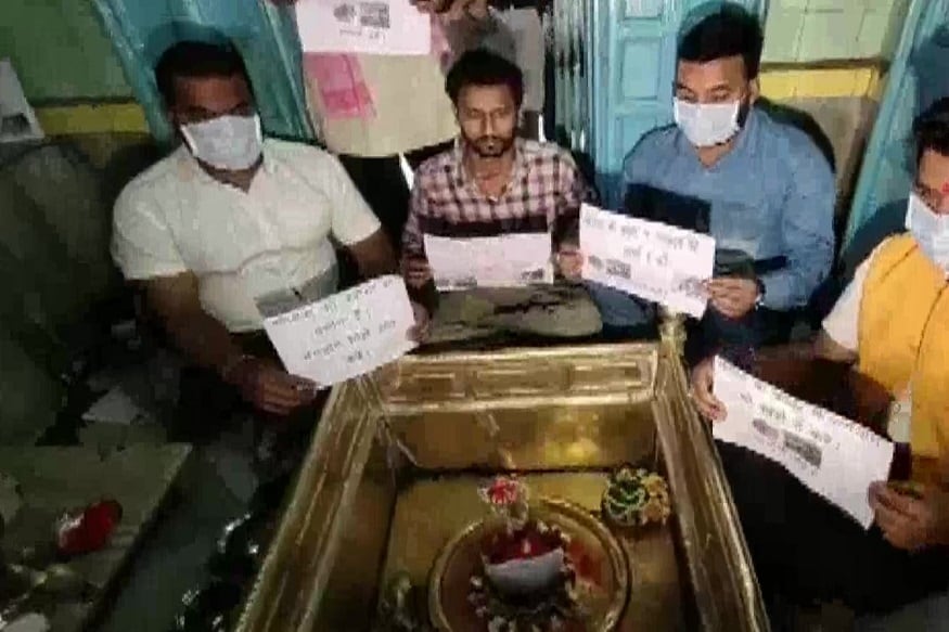 শুধু শিবলিঙ্গে মাস্ক পরানো নয়, শিবলিঙ্গ ছোঁয়াও নিষেধ করা হয়েছে৷ মন্দির কর্তৃপক্ষ জানিয়েছে যে যেহেতু এই সংক্রমণ ছোঁয়াচে, তাই এই সিদ্ধান্ত নিয়েছেন তারা৷ Photo Courtesy: Twitter শুধু শিবলিঙ্গে মাস্ক পরানো নয়, শিবলিঙ্গ ছোঁয়াও নিষেধ করা হয়েছে৷ মন্দির কর্তৃপক্ষ জানিয়েছে যে যেহেতু এই সংক্রমণ ছোঁয়াচে, তাই এই সিদ্ধান্ত নিয়েছেন তারা৷ Photo Courtesy: Twitter