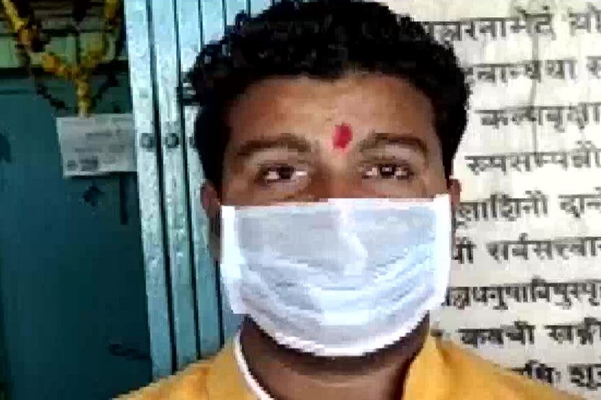 মন্দিরের প্রধান পুরোহিত আনন্দ পাণ্ডে জানিয়েছেন যে শীতে যেমন ঠাকুরকে গরম কাপড় পরানো হয়, গরমে যেমন এসি চালানো হয়, ঠিক সেভাবেই করোনা আতঙ্কের মধ্যে ঈশ্বরকেও পরানো হল মাস্ক! এছাড়াও মন্দিরের সকলেও পরেছেন মাস্ক৷ Photo Courtesy: Twitter মন্দিরের প্রধান পুরোহিত আনন্দ পাণ্ডে জানিয়েছেন যে শীতে যেমন ঠাকুরকে গরম কাপড় পরানো হয়, গরমে যেমন এসি চালানো হয়, ঠিক সেভাবেই করোনা আতঙ্কের মধ্যে ঈশ্বরকেও পরানো হল মাস্ক! এছাড়াও মন্দিরের সকলেও পরেছেন মাস্ক৷ Photo Courtesy: Twitter