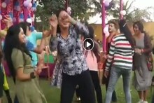 সোশ্যাল মিডিয়া কাঁপানো নাচ ! বন্ধুদের সঙ্গে কোমর দুলিয়ে ভাইরাল যুবতীরা