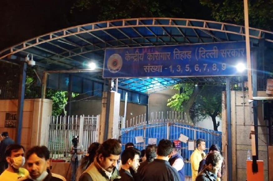 ▪ দেশের মানুষের কাছে এই খবর সরাসরি সম্প্রচার করতে যেমন উপস্থিত ছিলেন সংবাদমাধ্যমের কর্মীরা, তেমনই নজরে আসল সাধারণ মানুষের ভিড়৷ ▪ দেশের মানুষের কাছে এই খবর সরাসরি সম্প্রচার করতে যেমন উপস্থিত ছিলেন সংবাদমাধ্যমের কর্মীরা, তেমনই নজরে আসল সাধারণ মানুষের ভিড়৷