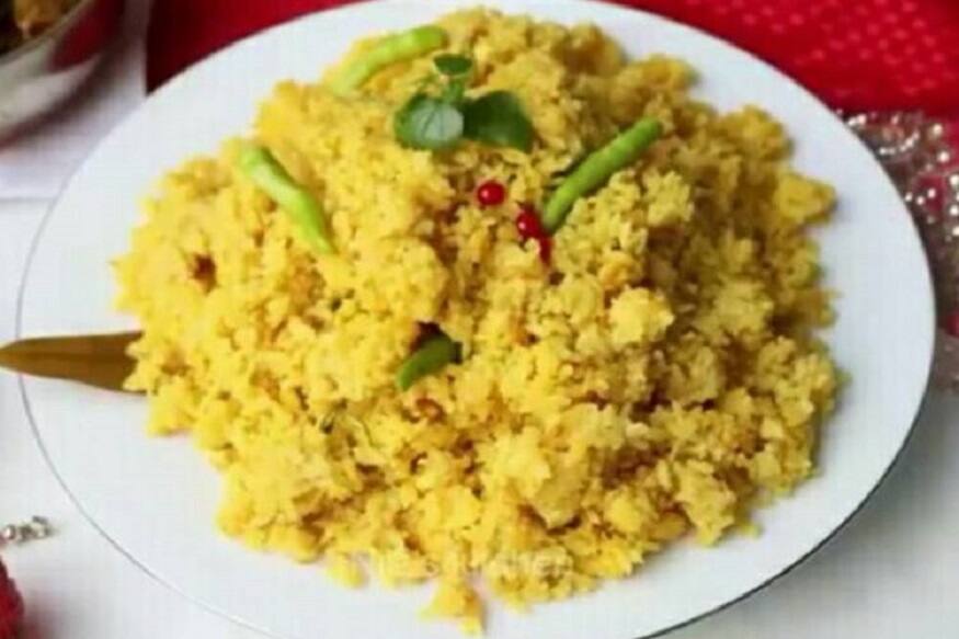  ডালিয়া ও মুগ ডাল একসঙ্গে শুকনো কড়াইতে বাদামি করে ভেজে নিয়ে ধুয়ে নিন।প্রেসার কুকারে পরিমাণমতো সর্ষের তেল গরম করে তেজপাতা, শুকনো লঙ্কা, জিরে ফোড়ন দিন। ফোড়ন ভাজা হলে সব সবজি দিয়ে ভাজতে থাকুন।