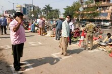 রাস্তায় দাঁড়িয়ে আড্ডা দেওয়ায় ব্যাঙ সাজিয়ে শাস্তি যুবকদের