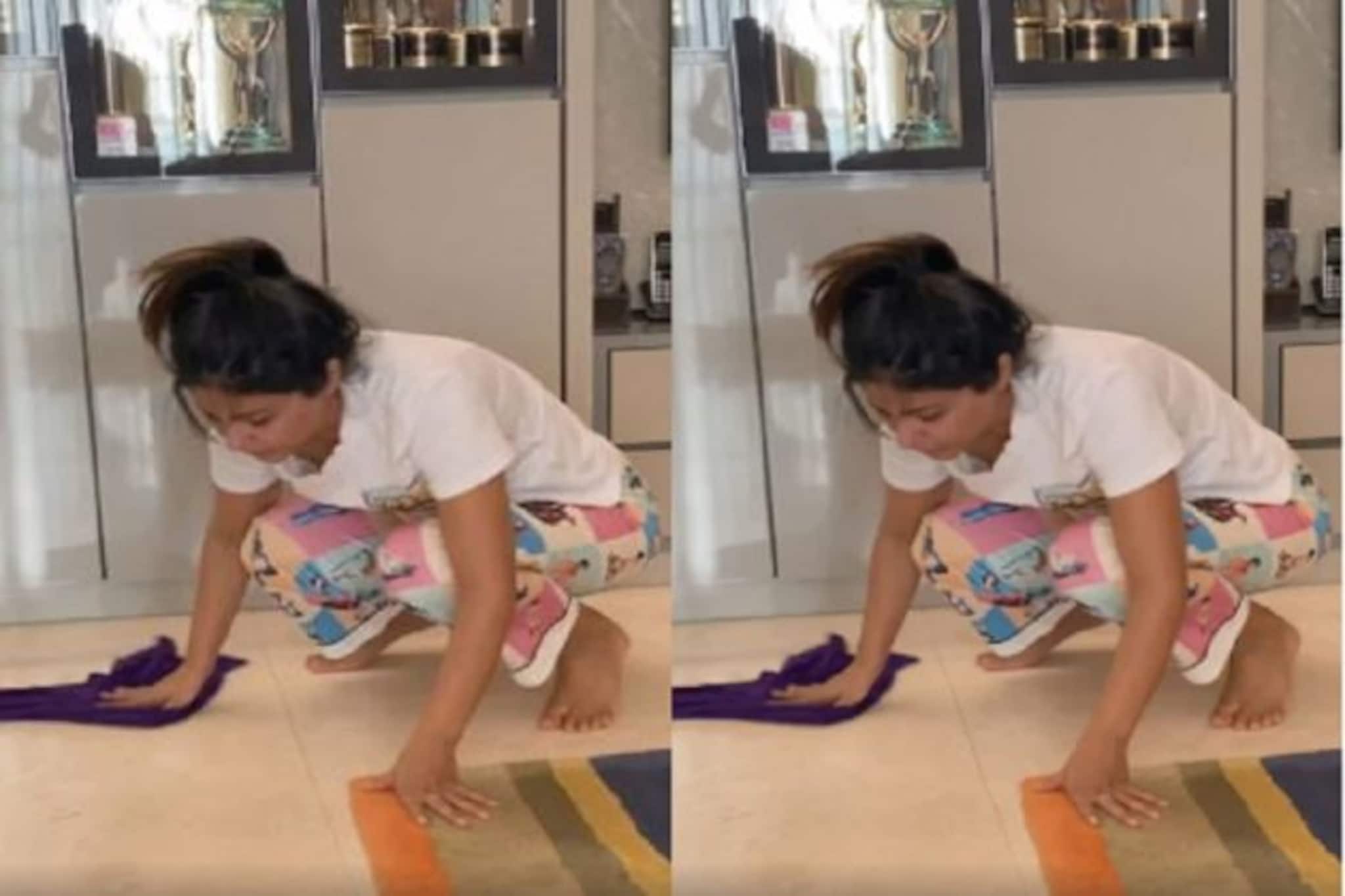 করোনা যুদ্ধ ! পরিচারকের অনুপস্থিতিতেই ঘর মুছছেন বলিউডের সেলিব্রিটি