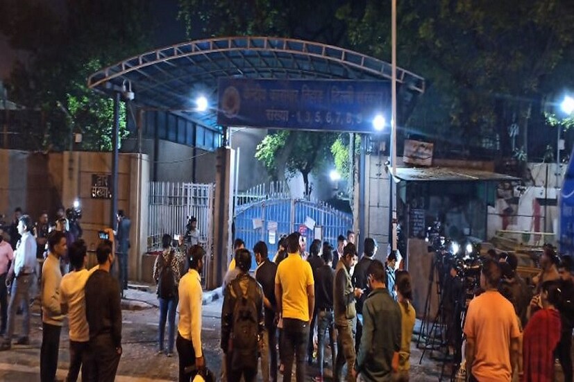 ▪সকাল সাড়ে পাঁচটা৷ নানা টালবাহানার পর অবশেষে ফাঁসির সাজা মিলল নির্ভয়ার ৪ ধর্ষকের৷ ৭ বছর পর মিলল ন্যায়৷ ভোরবেলায়ই ফাঁসির সাক্ষী থাকতে তিহার জেলের সামনে ভিড় করেন অনেকে৷ 