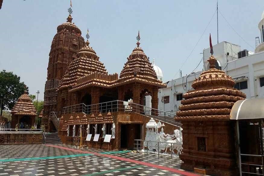 ▪রাত ৮.২০নাগাদ এই ঘটনা ঘটে৷ আকাশ তখন বেশ মেঘলা ছিল৷ জোরে হাওয়া দিচ্ছিল৷ হঠাৎ করে সেই হওয়া থেকে পতাকায় আগুন ধরে যায়৷ মন্দিরের পবিত্র পতাকাকে বানা বলা হয়৷ ▪রাত ৮.২০নাগাদ এই ঘটনা ঘটে৷ আকাশ তখন বেশ মেঘলা ছিল৷ জোরে হাওয়া দিচ্ছিল৷ হঠাৎ করে সেই হওয়া থেকে পতাকায় আগুন ধরে যায়৷ মন্দিরের পবিত্র পতাকাকে বানা বলা হয়৷