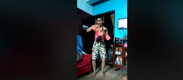 লকডাউন পিরিয়াডে সবাই এখন সারাদিন কাটাচ্ছেন সোশ্যাল মিডিয়ায় ৷ আর সোশ্যাল মিডিয়ায় তাই নানা ধরনের ভিডিও আপলোড করার লড়াই শুরু হয়েছে ৷ লকডাউন পিরিয়াডে সবাই এখন সারাদিন কাটাচ্ছেন সোশ্যাল মিডিয়ায় ৷ আর সোশ্যাল মিডিয়ায় তাই নানা ধরনের ভিডিও আপলোড করার লড়াই শুরু হয়েছে ৷
