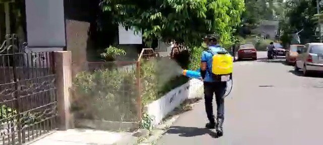 নাইজেলা সংস্থা 'কলকাতা ফ্যাসিলিটি ম্যানেজমেন্ট' এর সদস্যদের সঙ্গী করে বাড়িতে বাড়িতে স্যানিটাইজার স্প্রে করছেন নাইজেল। নাইজেলা সংস্থা 'কলকাতা ফ্যাসিলিটি ম্যানেজমেন্ট' এর সদস্যদের সঙ্গী করে বাড়িতে বাড়িতে স্যানিটাইজার স্প্রে করছেন নাইজেল।