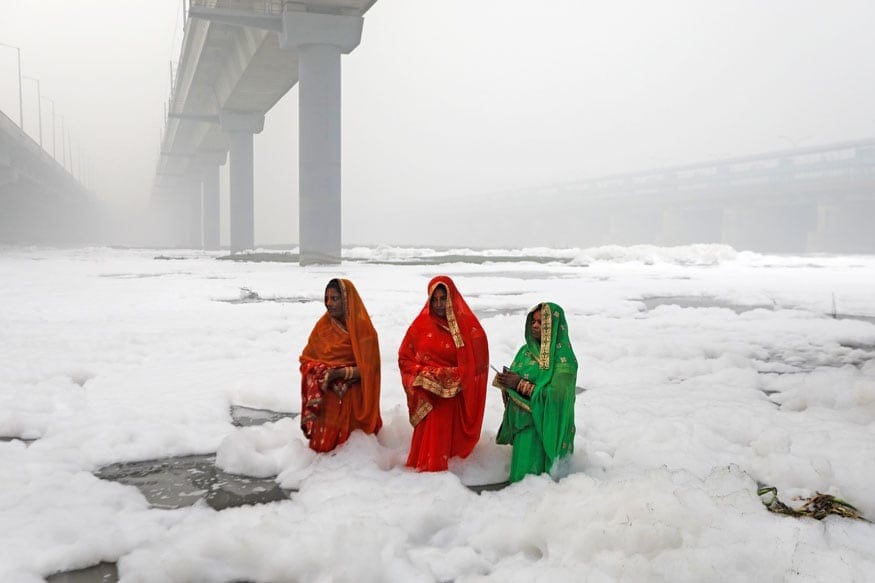 দিন কয়েক আগেও যমুনার ছবিটা ছিল এমন। কলকারখানার বিষাক্ত ফোমে ভরে গিয়েছিল নদীর। আটকে গিয়েছিল বহতা। দিন কয়েক আগেও যমুনার ছবিটা ছিল এমন। কলকারখানার বিষাক্ত ফোমে ভরে গিয়েছিল নদীর। আটকে গিয়েছিল বহতা।