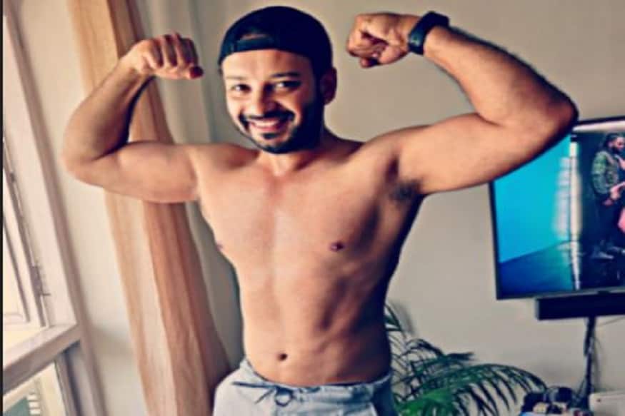 করোনা ভাইরাসের জেরে গৃহবন্দী সকলে। বেড়েই চলেছে লকডাউন-এর মেয়াদ। এরমধ্যে নিজেকে সুস্থ রাখা খুবইগুরুত্বপূর্ণ। শুধু শারীরিক সুস্থতার নয়, মানসিকভাবে সতেজ থাকতে হবে। যাতে কোনভাবেই অবসাদ ঘিরে ধরতে না পারে। সেটাই করার চেষ্টা করে যাচ্ছেন অভিনেতা সাহেব ভট্টাচার্য। নানা ধরনের কাজের মধ্যে নিজেকে ব্যস্ত রাখছেন তিনি। করোনা ভাইরাসের জেরে গৃহবন্দী সকলে। বেড়েই চলেছে লকডাউন-এর মেয়াদ। এরমধ্যে নিজেকে সুস্থ রাখা খুবইগুরুত্বপূর্ণ। শুধু শারীরিক সুস্থতার নয়, মানসিকভাবে সতেজ থাকতে হবে। যাতে কোনভাবেই অবসাদ ঘিরে ধরতে না পারে। সেটাই করার চেষ্টা করে যাচ্ছেন অভিনেতা সাহেব ভট্টাচার্য। নানা ধরনের কাজের মধ্যে নিজেকে ব্যস্ত রাখছেন তিনি।