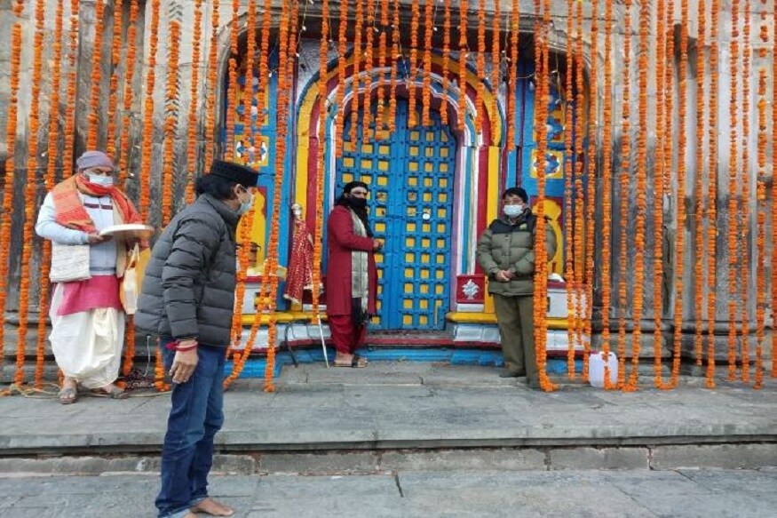 মন্দির খোলার সময় সামাজিক দূরত্ব বজায় রেখে সেখানে কেবলমাত্র পূজারি, মন্দির কমিটর সদস্য এবং প্রশাসনের হাতেগোণা কয়েকজন আধিকারিক উপস্থিত ছিলেন৷ PHOTO- ANI মন্দির খোলার সময় সামাজিক দূরত্ব বজায় রেখে সেখানে কেবলমাত্র পূজারি, মন্দির কমিটর সদস্য এবং প্রশাসনের হাতেগোণা কয়েকজন আধিকারিক উপস্থিত ছিলেন৷ PHOTO- ANI